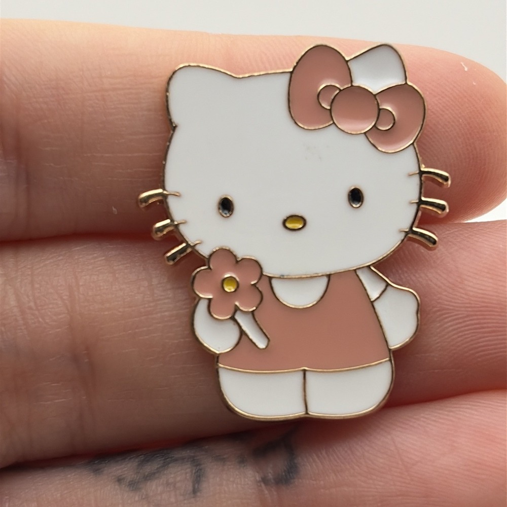 Sanrio Hello Kitty Holding Flower Cute Cartoon‎ Lapel Hat Pin